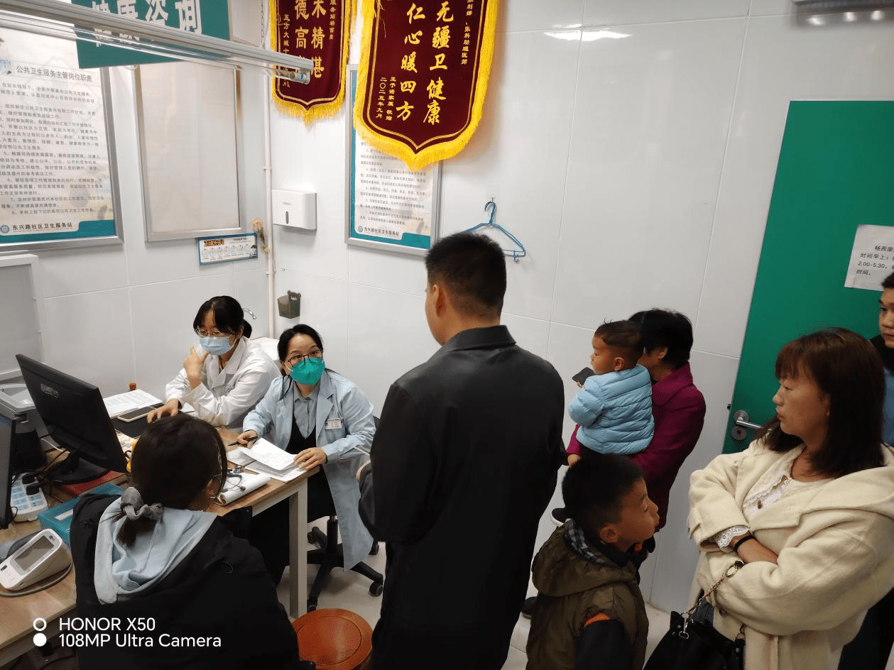 华阴杨西荣：30载行医路，以仁心护童心，用医术暖人心